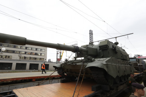 Фото-репортаж: Спецпоезд с "вежливыми людьми" и бронетехникой прибыл во Владивосток