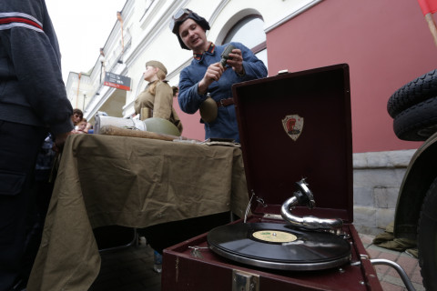 Фото-репортаж: Спецпоезд с "вежливыми людьми" и бронетехникой прибыл во Владивосток