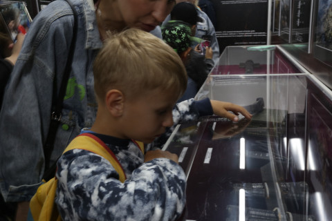 Фото-репортаж: Спецпоезд с "вежливыми людьми" и бронетехникой прибыл во Владивосток