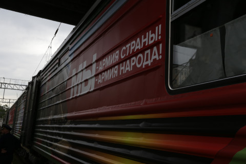 Фото-репортаж: Спецпоезд с "вежливыми людьми" и бронетехникой прибыл во Владивосток