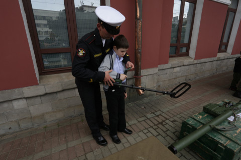Фото-репортаж: Спецпоезд с "вежливыми людьми" и бронетехникой прибыл во Владивосток