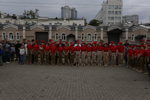 Фото-репортаж: Спецпоезд с "вежливыми людьми" и бронетехникой прибыл во Владивосток