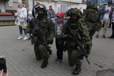 Фото-репортаж: Спецпоезд с "вежливыми людьми" и бронетехникой прибыл во Владивосток