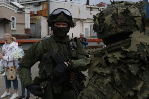 Фото-репортаж: Спецпоезд с "вежливыми людьми" и бронетехникой прибыл во Владивосток