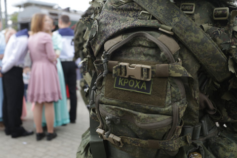 Фото-репортаж: Спецпоезд с "вежливыми людьми" и бронетехникой прибыл во Владивосток