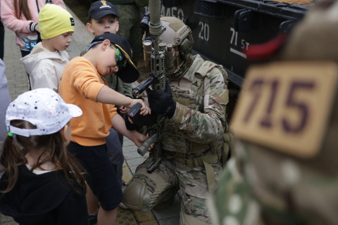 Фото-репортаж: Спецпоезд с "вежливыми людьми" и бронетехникой прибыл во Владивосток