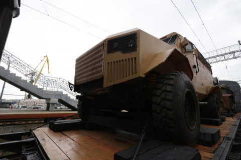 Фото-репортаж: Спецпоезд с "вежливыми людьми" и бронетехникой прибыл во Владивосток