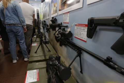 Фото-репортаж: Спецпоезд с "вежливыми людьми" и бронетехникой прибыл во Владивосток