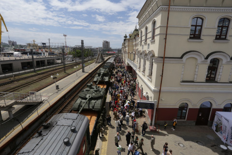 Фото-репортаж: Спецпоезд с "вежливыми людьми" и бронетехникой прибыл во Владивосток