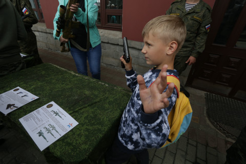 Фото-репортаж: Спецпоезд с "вежливыми людьми" и бронетехникой прибыл во Владивосток