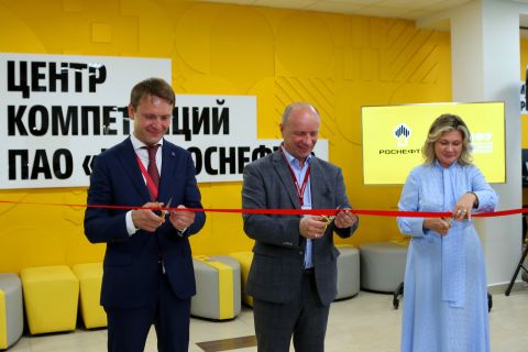 Фото-репортаж: Центр компетенций «Роснефти» открыли в ДВФУ