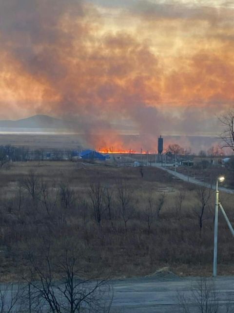 Фото-репортаж: Пожар чуть не уничтожил газовый терминал в Приморье