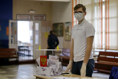 Фото-репортаж: Волонтеры Конституции работают на избирательных участках во Владивостоке