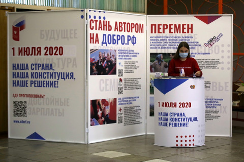 Фото-репортаж: Волонтеры Конституции работают на избирательных участках во Владивостоке