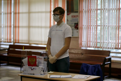 Фото-репортаж: Волонтеры Конституции работают на избирательных участках во Владивостоке