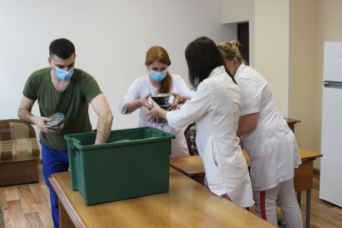 Фото-репортаж: Партийцы организовали горячие обеды для врачей инфекционного отделения ВКБ №4