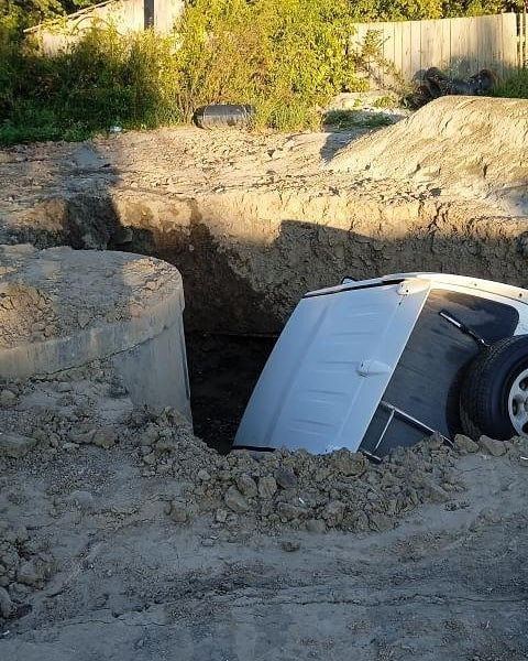 Фото-репортаж: Котлован поглотил внедорожник в Приморье