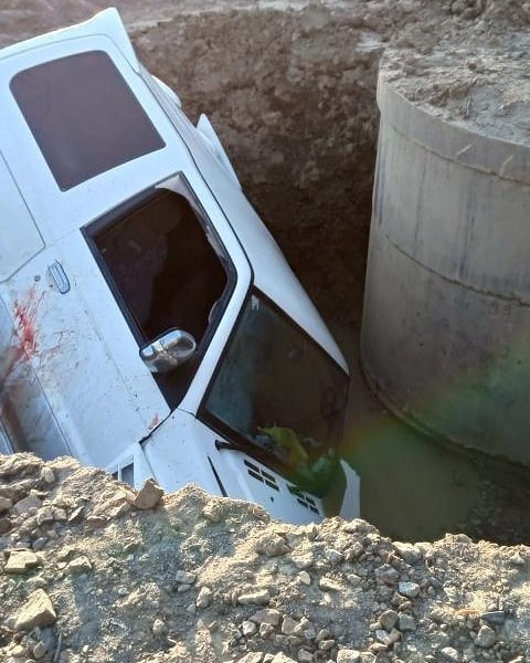 Фото-репортаж: Котлован поглотил внедорожник в Приморье