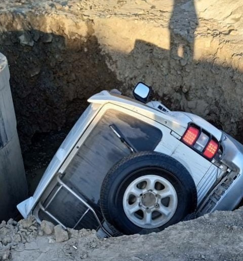 Фото-репортаж: Котлован поглотил внедорожник в Приморье