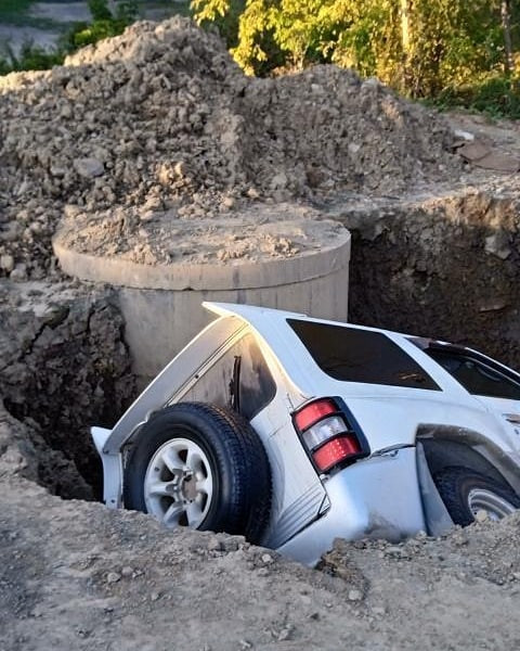 Фото-репортаж: Котлован поглотил внедорожник в Приморье
