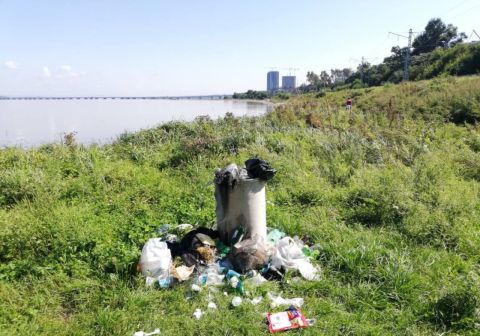 Фото-репортаж: Популярный пляж Владивостока провожает лето антисанитарией