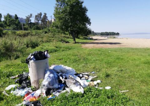 Фото-репортаж: Популярный пляж Владивостока провожает лето антисанитарией