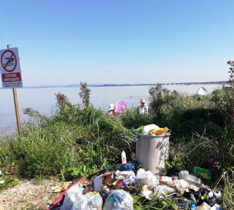 Фото-репортаж: Популярный пляж Владивостока провожает лето антисанитарией