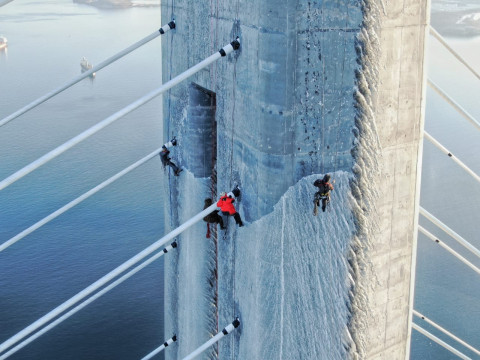 Фото-репортаж: «Бывает страшно»: альпинисты откровенно рассказали об очистке Русского моста