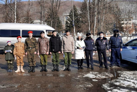 Фото-репортаж: Юнармецы помогли сотрудникам ГИБДД поздравить женщин в Приморье