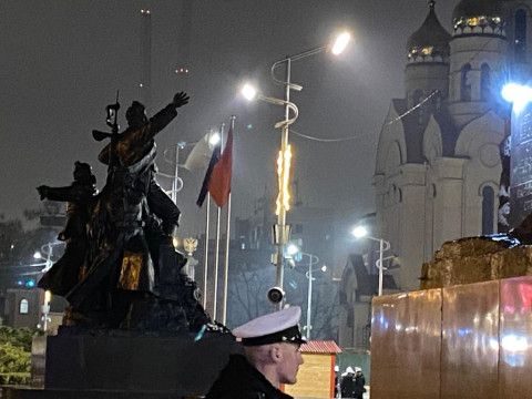 Фото-репортаж: Во Владивостоке заменили флаги к Дню Победы 