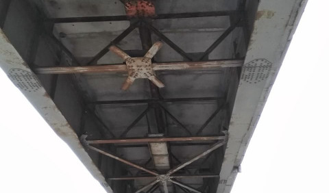 Фото-репортаж: «Металлисты» разбирают по частям оживленный мост в Приморье