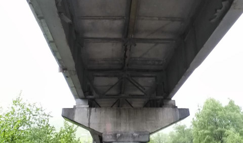 Фото-репортаж: «Металлисты» разбирают по частям оживленный мост в Приморье