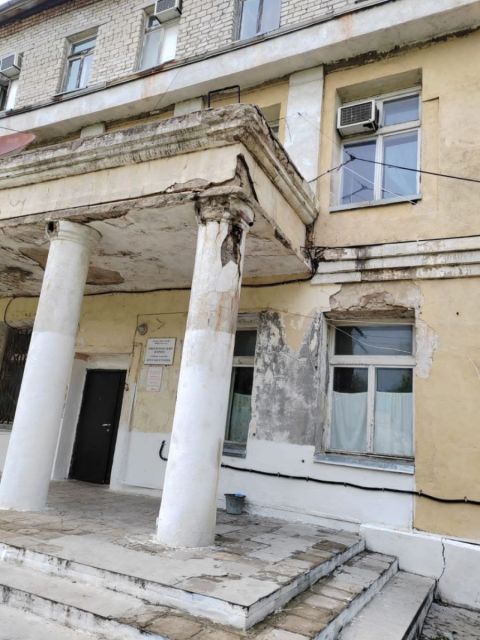 Фото-репортаж: "Это 21 век?": пациенты приморской больницы лечатся в предаварийных условиях