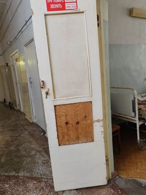 Фото-репортаж: "Это 21 век?": пациенты приморской больницы лечатся в предаварийных условиях