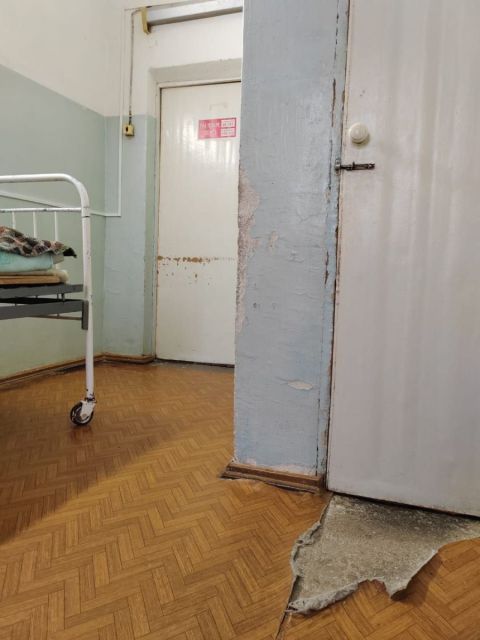 Фото-репортаж: "Это 21 век?": пациенты приморской больницы лечатся в предаварийных условиях