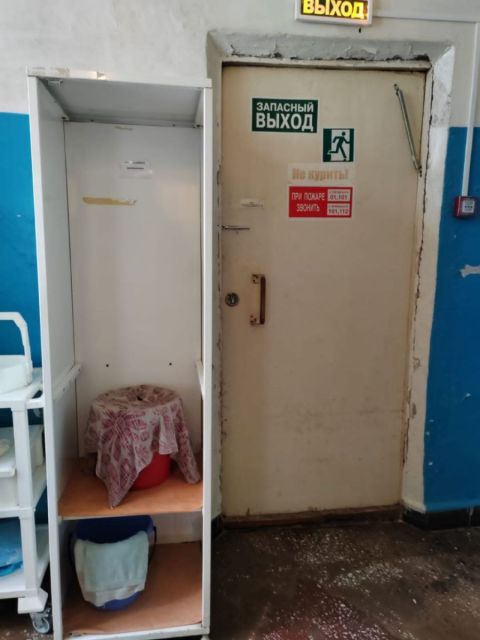 Фото-репортаж: "Это 21 век?": пациенты приморской больницы лечатся в предаварийных условиях