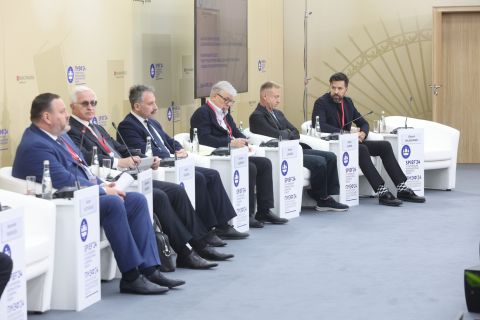 Фото-репортаж: Бизнес займётся подготовкой специалистов по дефицитным направлениям