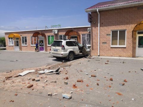 Фото-репортаж: Пьяный водитель внедорожника протаранил автобусную остановку