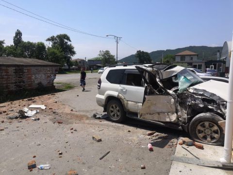 Фото-репортаж: Пьяный водитель внедорожника протаранил автобусную остановку