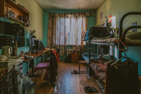 Фото-репортаж: Теснота, плесень и вымогательство: студент МГУ им. Невельского рассказал о жизни в общежитии