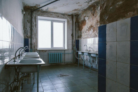 Фото-репортаж: Теснота, плесень и вымогательство: студент МГУ им. Невельского рассказал о жизни в общежитии
