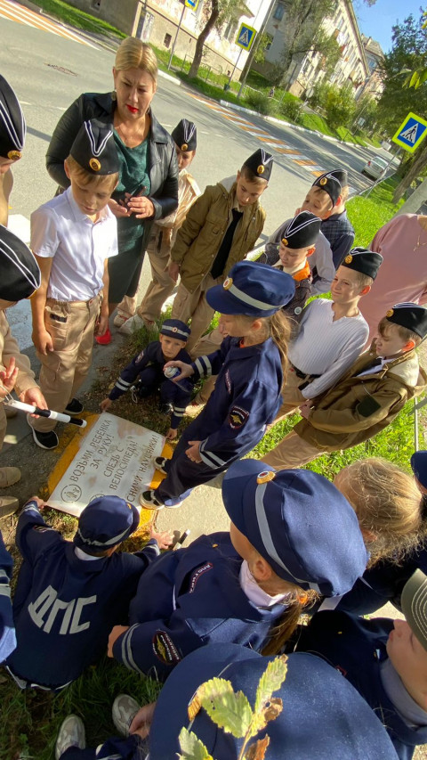Фото-репортаж: Приморские ребята обновили переход около школы
