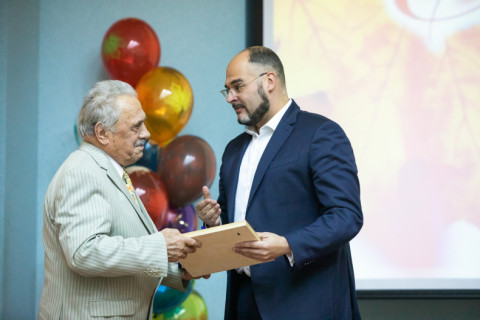 Фото-репортаж: Пяти учителям Владивостока вручили ключи от квартир