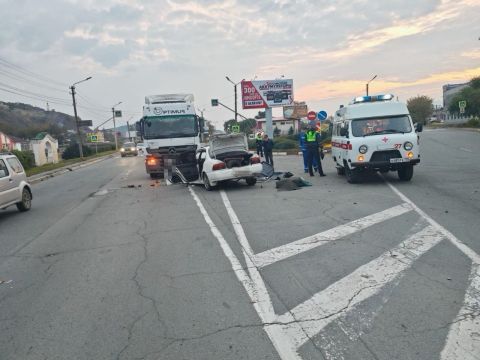Фото-репортаж: Смертельное ДТП с легковушкой и грузовиком расследуют в Находке