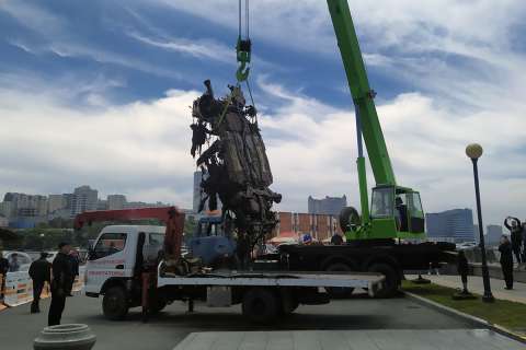 Фото-репортаж: Акваторию Владивостока очистили от затонувшего металлолома