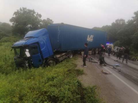 Фото-репортаж: Машина всмятку - жуткое ДТП устроил водитель микроавтобуса в Приморье