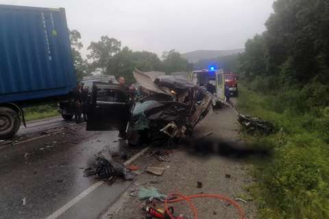 Фото-репортаж: Машина всмятку - жуткое ДТП устроил водитель микроавтобуса в Приморье