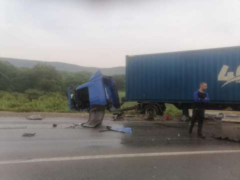 Фото-репортаж: Машина всмятку - жуткое ДТП устроил водитель микроавтобуса в Приморье