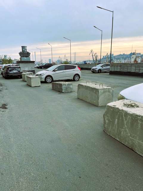 Фото-репортаж: Полиция возбудила дело из-за спорной парковки ЖК «Золотой рог»