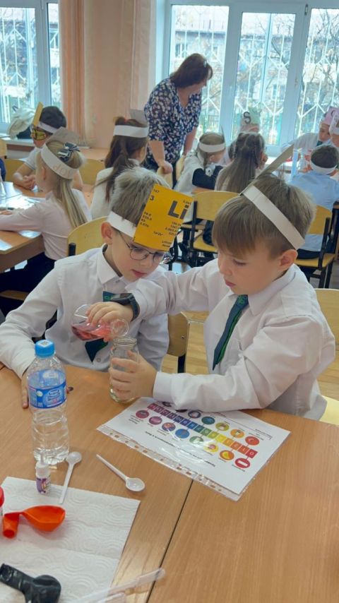 Фото-репортаж: Уроки химии от НЗМУ нравятся младшим классам